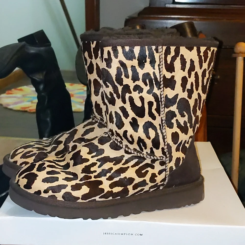 Excellent Condition - UGG Leopard Print Cozy Winter Boots - Picture 3 of 5